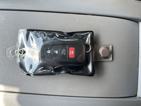 Used 2023 Toyota Highlander Limited image 17