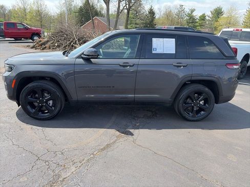 Used 2024 Jeep Grand Cherokee Altitude image 2