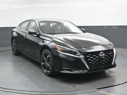 Used 2025 Nissan Altima 2.5 SR w/ SR Premium Package FWD image 4