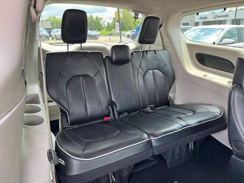 Used 2024 Chrysler Pacifica Limited FWD image 13