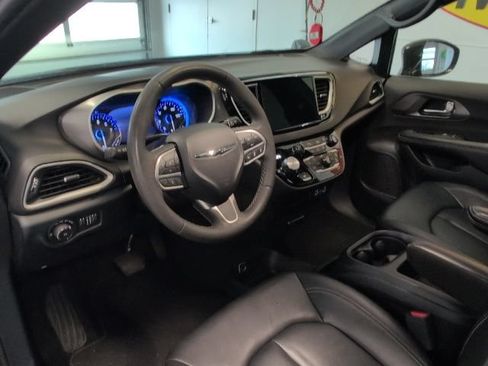 Used 2025 Chrysler Pacifica Select FWD image 10