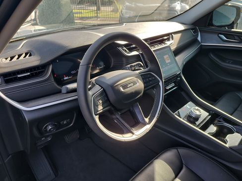 Used 2023 Jeep Grand Cherokee L Limited w/ Luxury Tech Group II RWD image 21