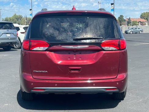 Used 2018 Chrysler Pacifica Touring-L FWD image 4