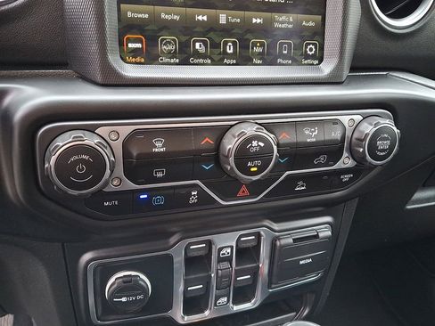 Used 2023 Jeep Wrangler Unlimited Sahara AWD/4WD image 17