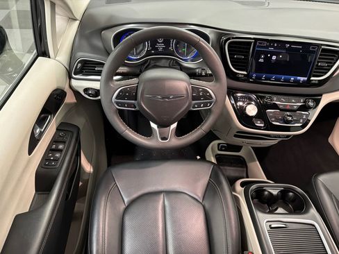 Used 2024 Chrysler Pacifica Touring-L FWD image 22