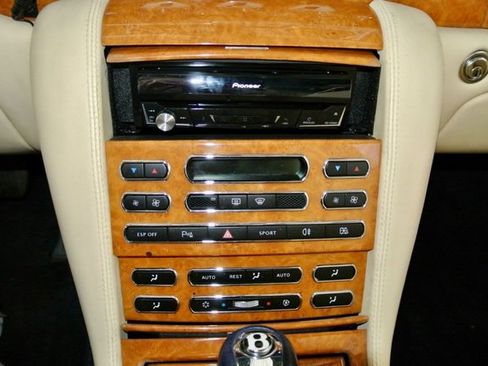 Used 2009 Bentley Azure RWD image 18
