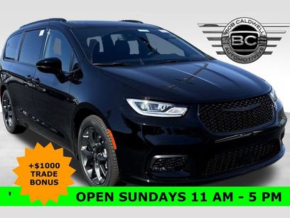 New 2026 Chrysler Pacifica Limited w/ Uconnect Theater Family Group