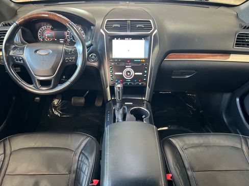 Used 2017 Ford Explorer Platinum image 3