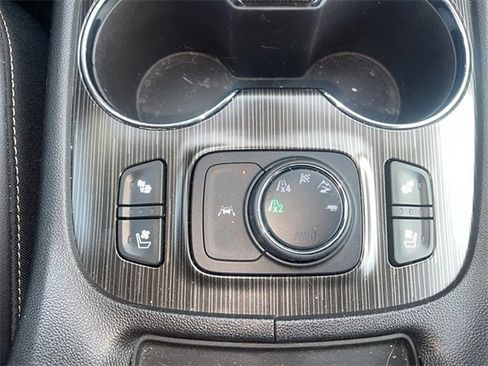 Used 2021 GMC Acadia SLT w/ Elevation Edition image 17