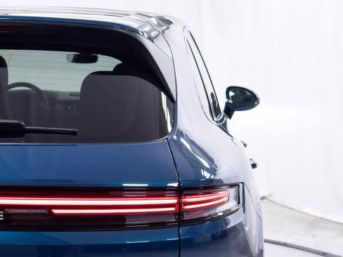 Certified 2025 Porsche Cayenne AWD/4WD image 21
