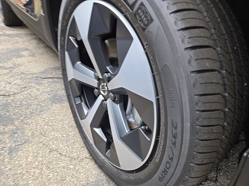 New 2026 Volvo XC40 B5 Plus w/ Protection Package Premier image 4