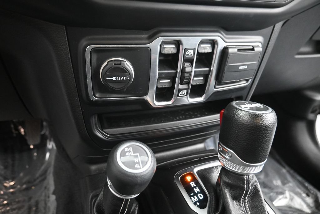 Used 2019 Jeep Wrangler Unlimited Sahara AWD/4WD image 14