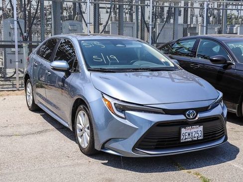 Used 2023 Toyota Corolla XLE FWD image 2