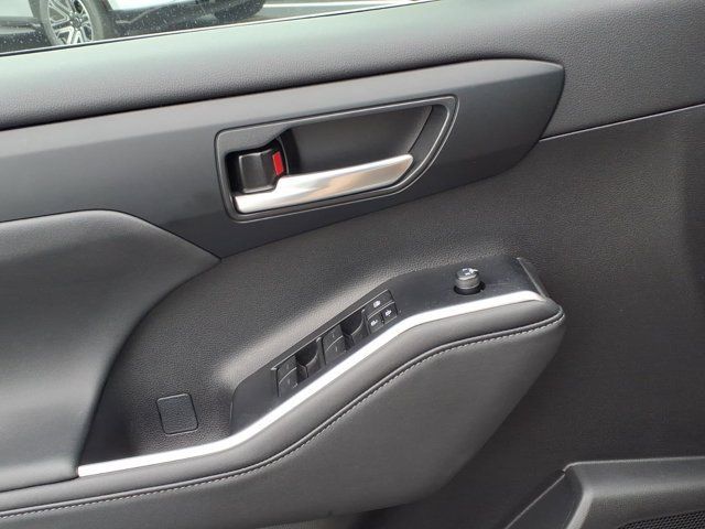 Used 2024 Toyota Highlander XLE AWD/4WD image 24