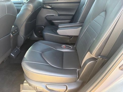 Used 2020 Toyota Highlander XLE AWD/4WD image 11