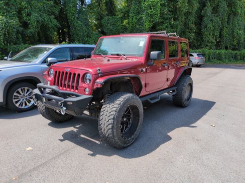 Used 2013 Jeep Wrangler Unlimited Sahara w/ Connectivity Group AWD/4WD image 2