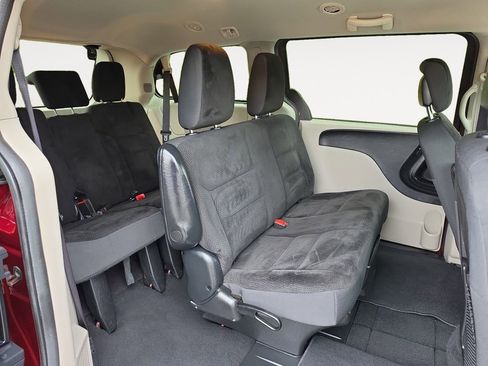 Used 2019 Dodge Grand Caravan SE FWD image 13
