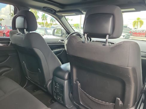 Used 2019 Jeep Grand Cherokee Laredo RWD image 8