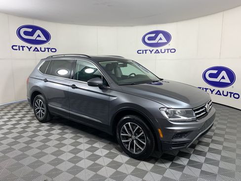Used 2018 Volkswagen Tiguan SE w/ Panoramic Sunroof Package FWD image 1