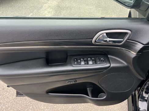 Used 2019 Jeep Grand Cherokee Limited X image 17