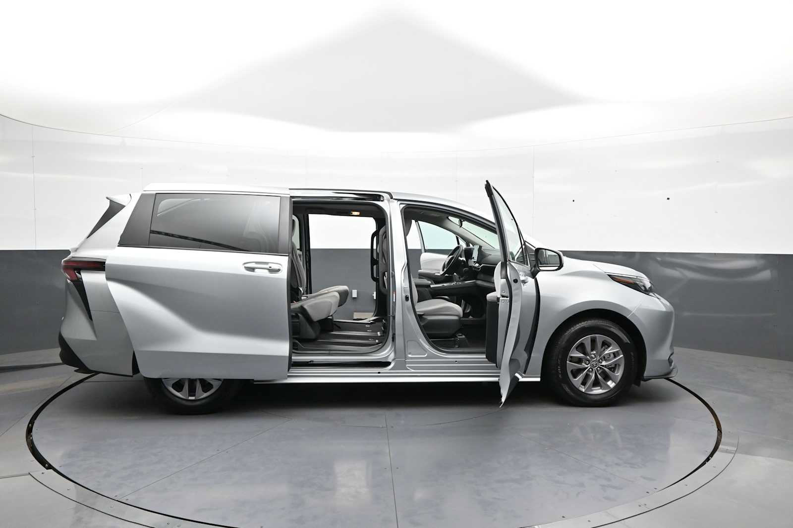 Used 2025 Toyota Sienna LE FWD image 42