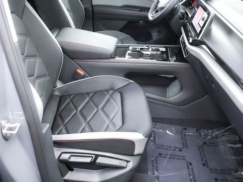 Used 2025 Volkswagen Atlas Peak Edition SE image 29