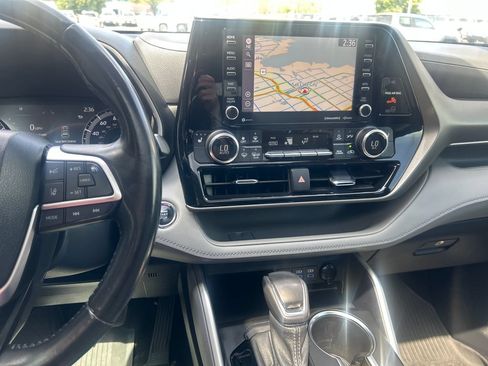 Used 2022 Toyota Highlander XLE AWD/4WD image 20