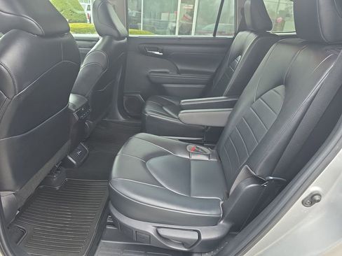 Used 2022 Toyota Highlander XLE AWD/4WD image 24