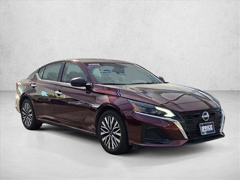 Used 2025 Nissan Altima 2.5 SV FWD image 3