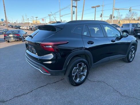 Used 2025 Chevrolet Trax LT w/ LT Convenience Package image 13