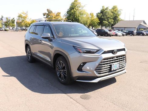 Used 2025 Toyota Grand Highlander AWD Hybrid image 3