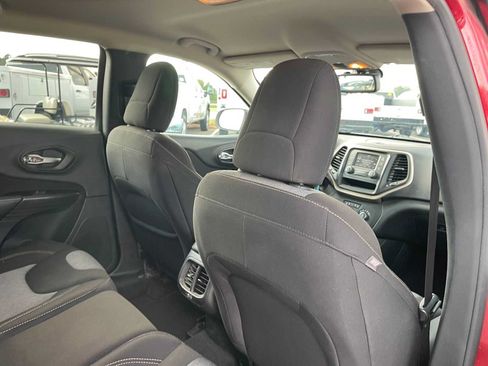 Used 2017 Jeep Cherokee Sport FWD image 24