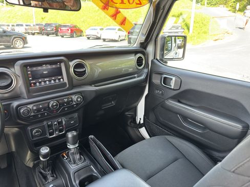 Used 2019 Jeep Wrangler Unlimited Sahara w/ Cold Weather Group AWD/4WD image 36