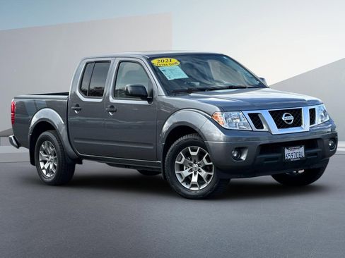 Used 2021 Nissan Frontier SV image 2
