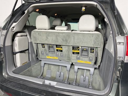 Used 2012 Toyota Sienna XLE image 19