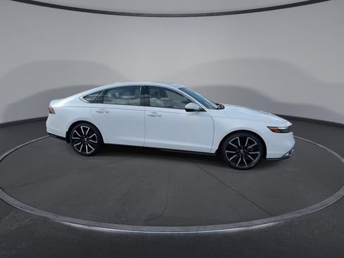 Used 2024 Honda Accord Touring image 2