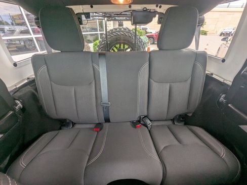 Used 2017 Jeep Wrangler Unlimited Rubicon w/ Connectivity Group AWD/4WD image 23