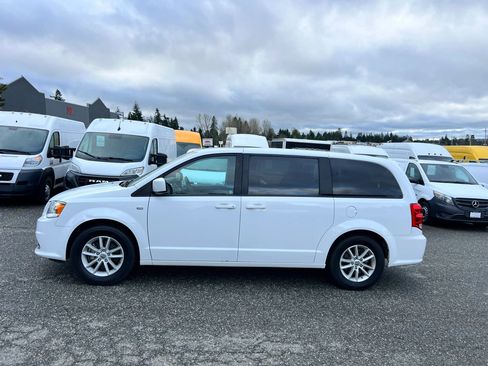 Used 2019 Dodge Grand Caravan SE image 4