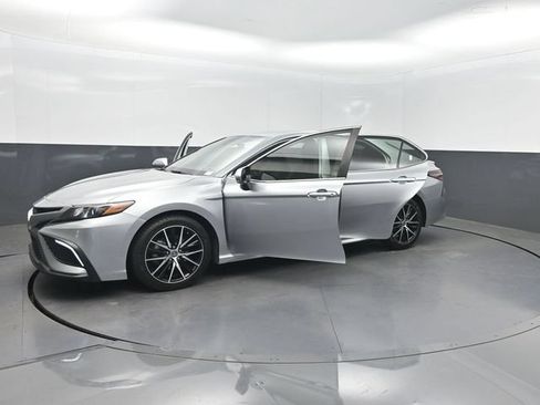 Used 2022 Toyota Camry SE FWD image 36
