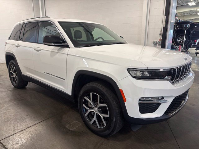 Used 2024 Jeep Grand Cherokee Limited w/ Trailer Tow Package AWD/4WD image 3