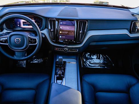 Used 2025 Volvo XC60 B5 Plus image 13