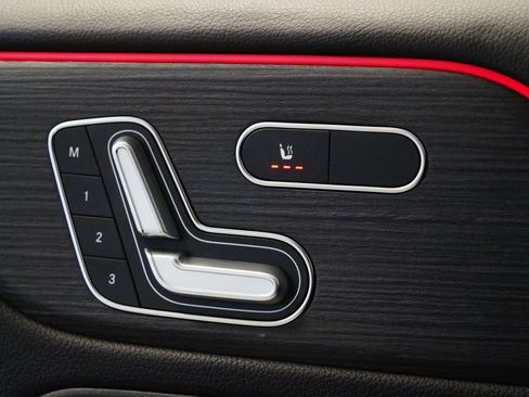 Used 2023 Mercedes-Benz GLB 250 4MATIC image 25