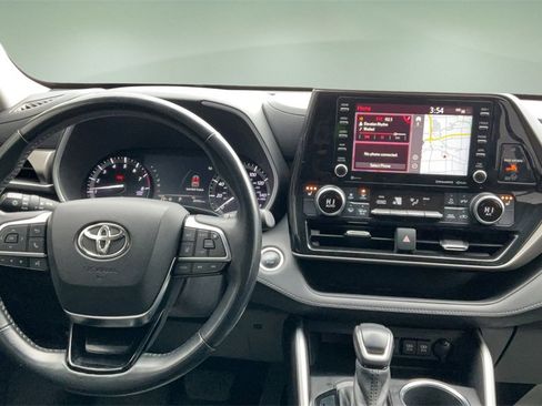 Used 2020 Toyota Highlander XLE image 13