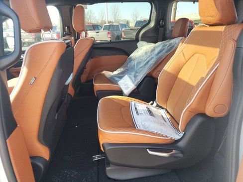 New 2026 Chrysler Pacifica Pinnacle image 15