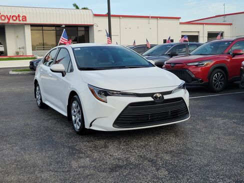 Used 2025 Toyota Corolla LE FWD image 2
