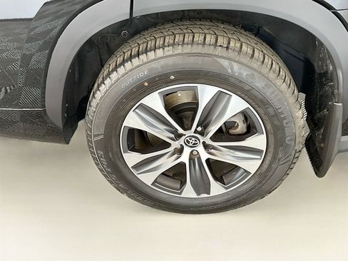 Used 2021 Toyota Highlander XLE AWD/4WD image 16