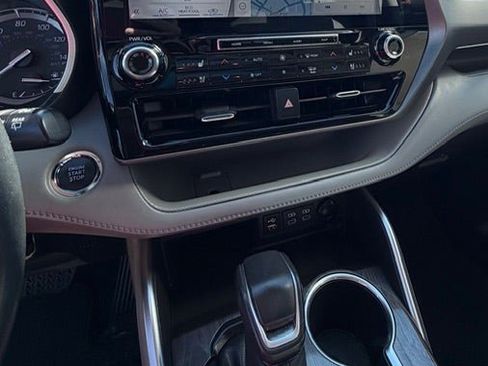 Used 2022 Toyota Highlander Limited image 12