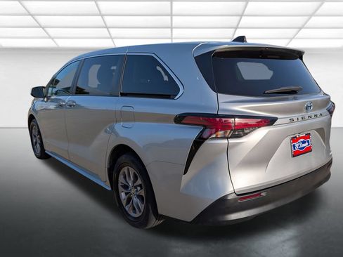 Used 2021 Toyota Sienna LE FWD image 2