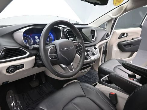 Used 2024 Chrysler Pacifica Touring-L FWD image 16