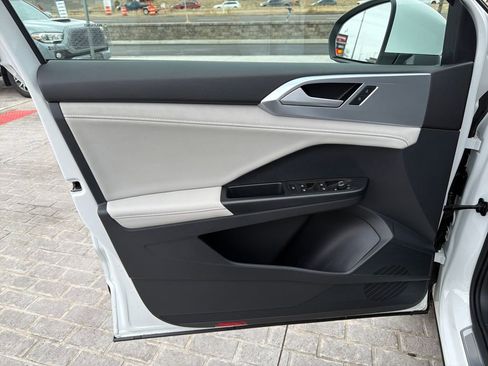 Certified 2025 Volkswagen Taos SE image 12